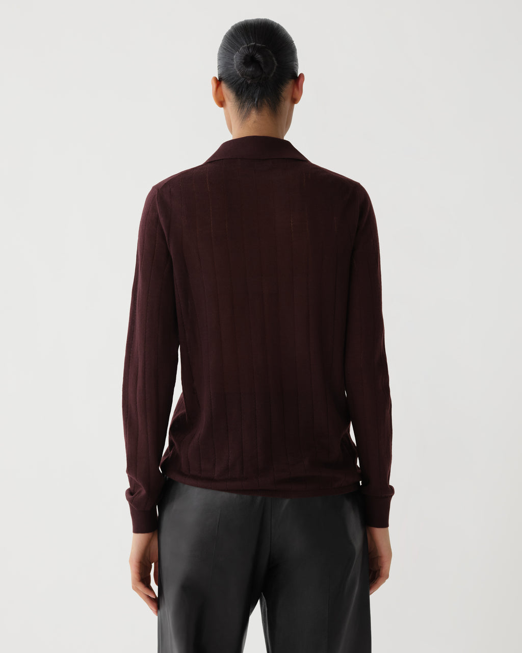 Veronica De Piante Luna Polo in burgundy cashmere knitwear, close-up of soft, luxurious fabric and classic polo collar.