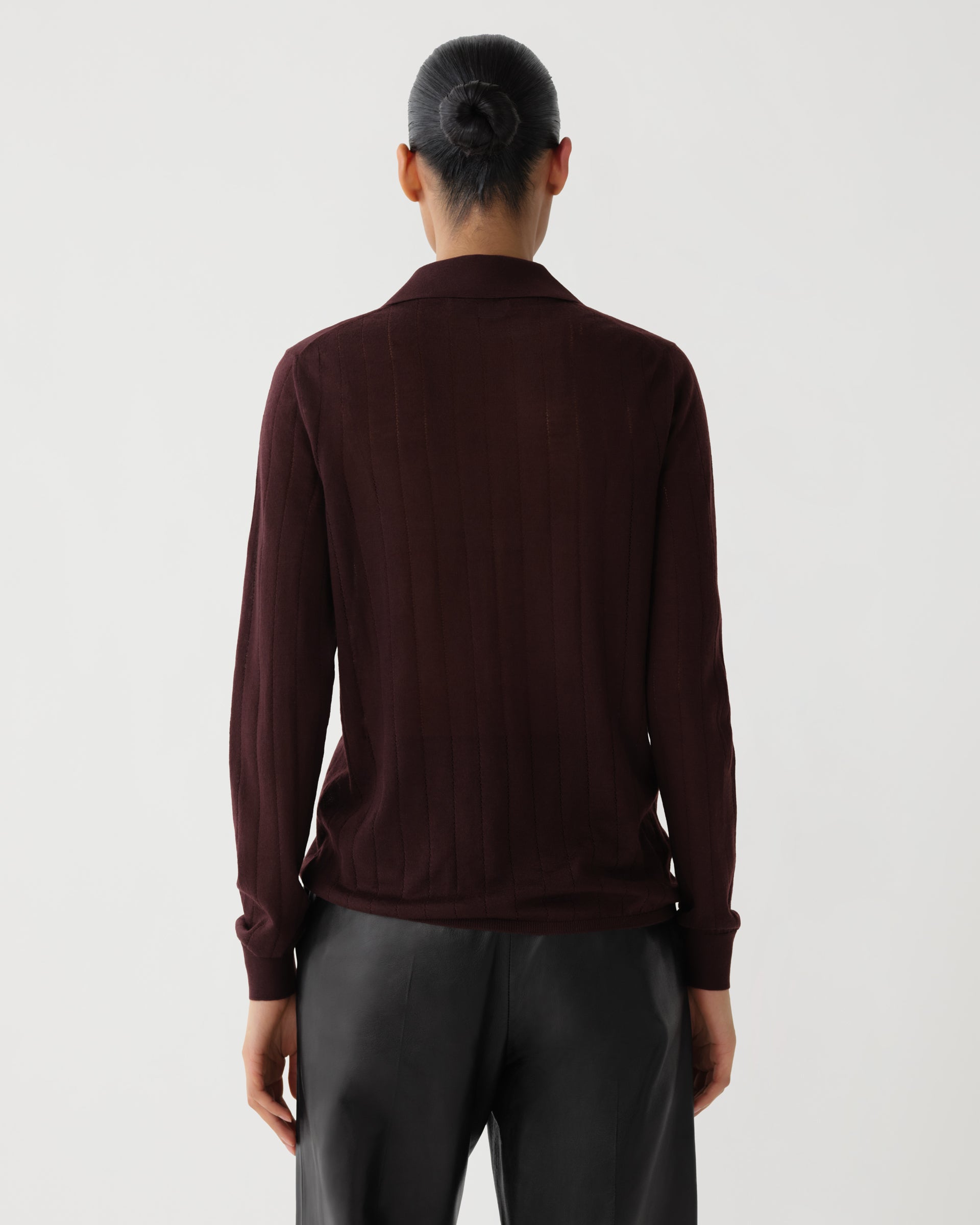 Veronica De Piante Luna Polo in burgundy cashmere knitwear, close-up of soft, luxurious fabric and classic polo collar.