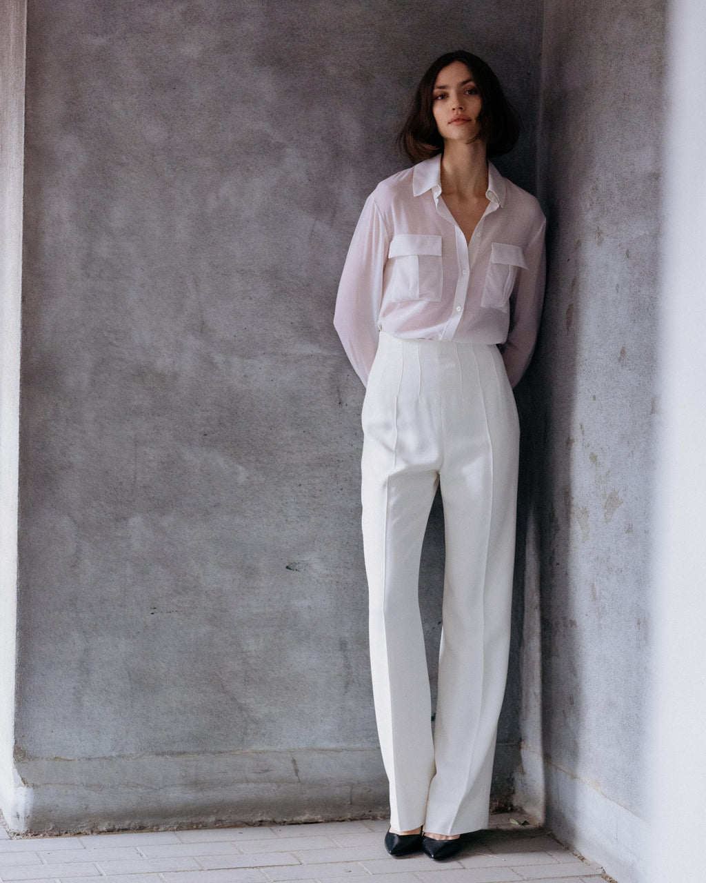 Off-white Naya trouser made of stretch viscose crepe, showcasing a sleek, tailored design for versatile styling.