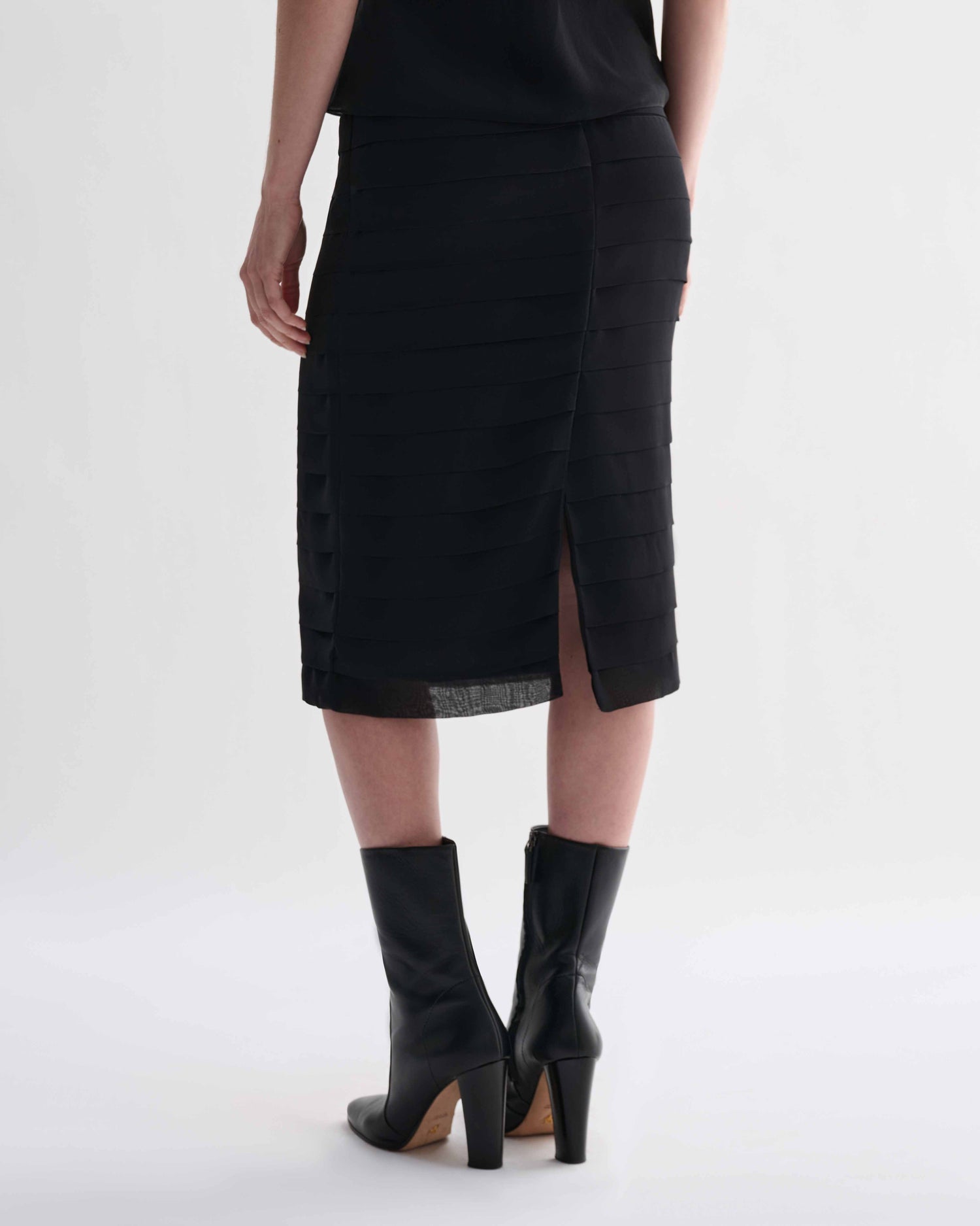 Black Adela skirt in georgette fabric by Veronica De Piante, flowing design with a stylish, elegant silhouette.