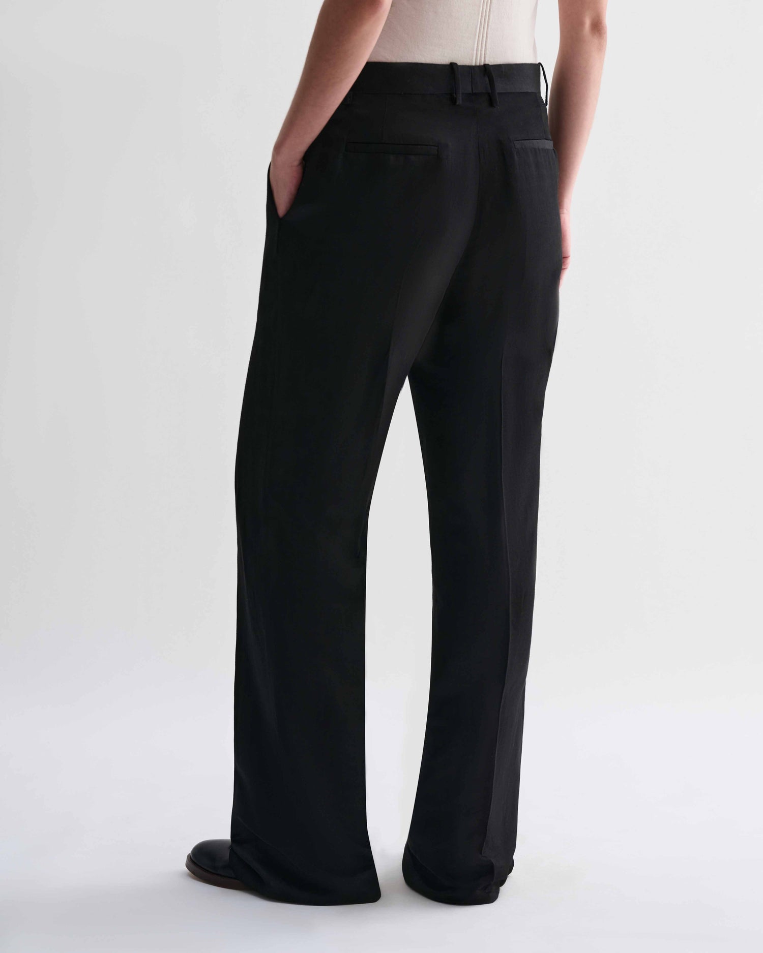 Veronica De Piante Billie linen trousers in black, stylish and comfortable bottoms shown on a model.