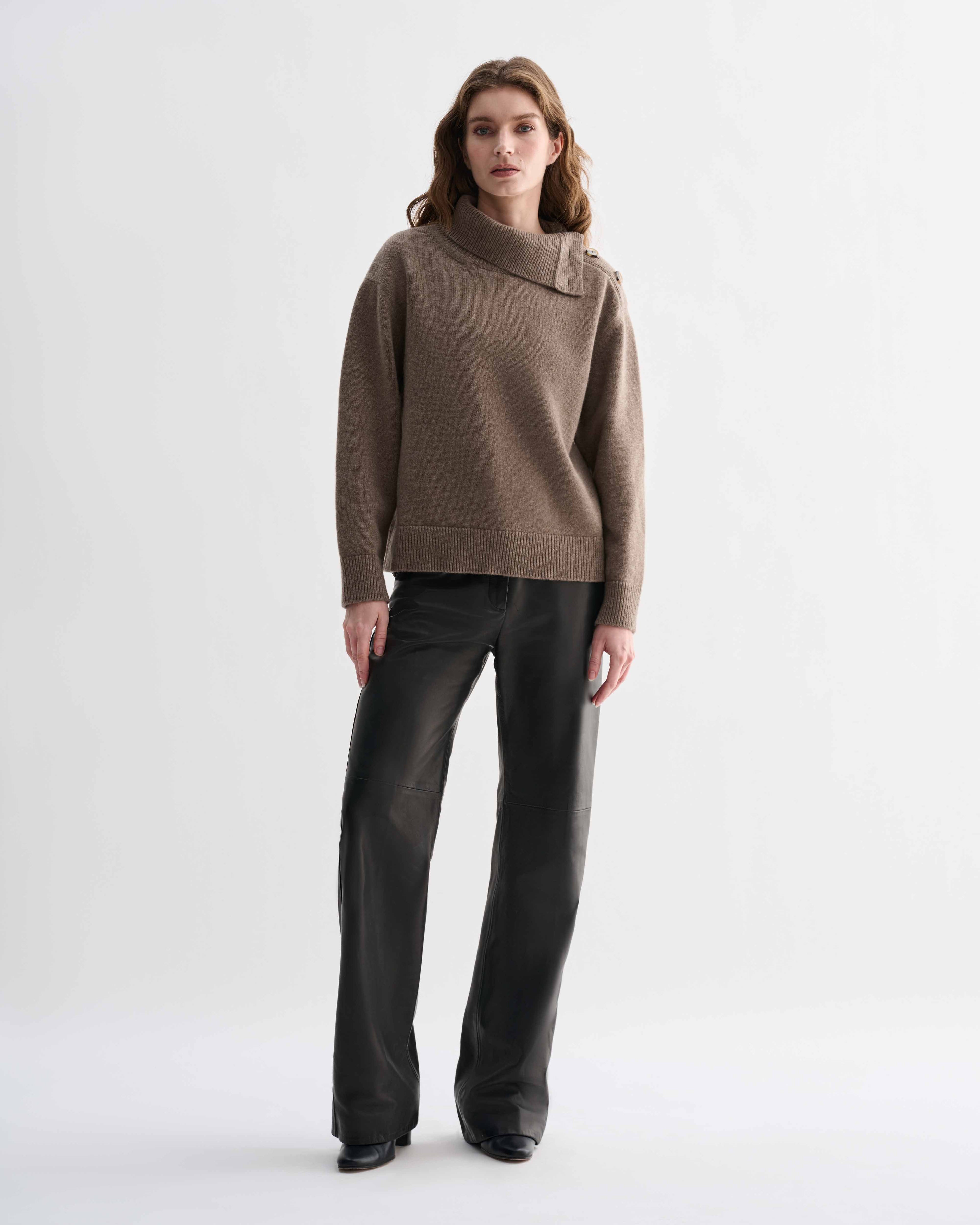 Cielo Sweater in Camel Wool Cashmere, chunky knit, relaxed fit, adjustable side horn buttons on model