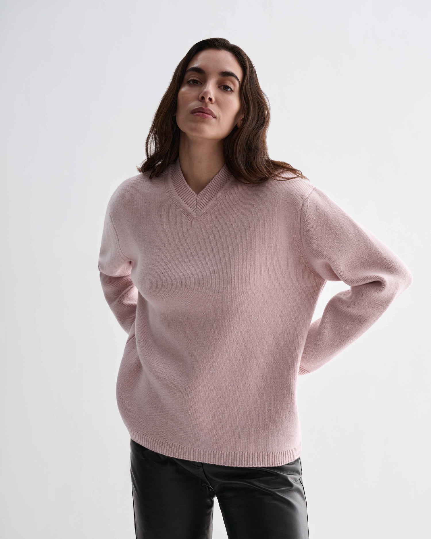 Pink cashmere Elara sweater by Veronica De Piante, showcasing soft knitwear with a cozy, stylish fit.
