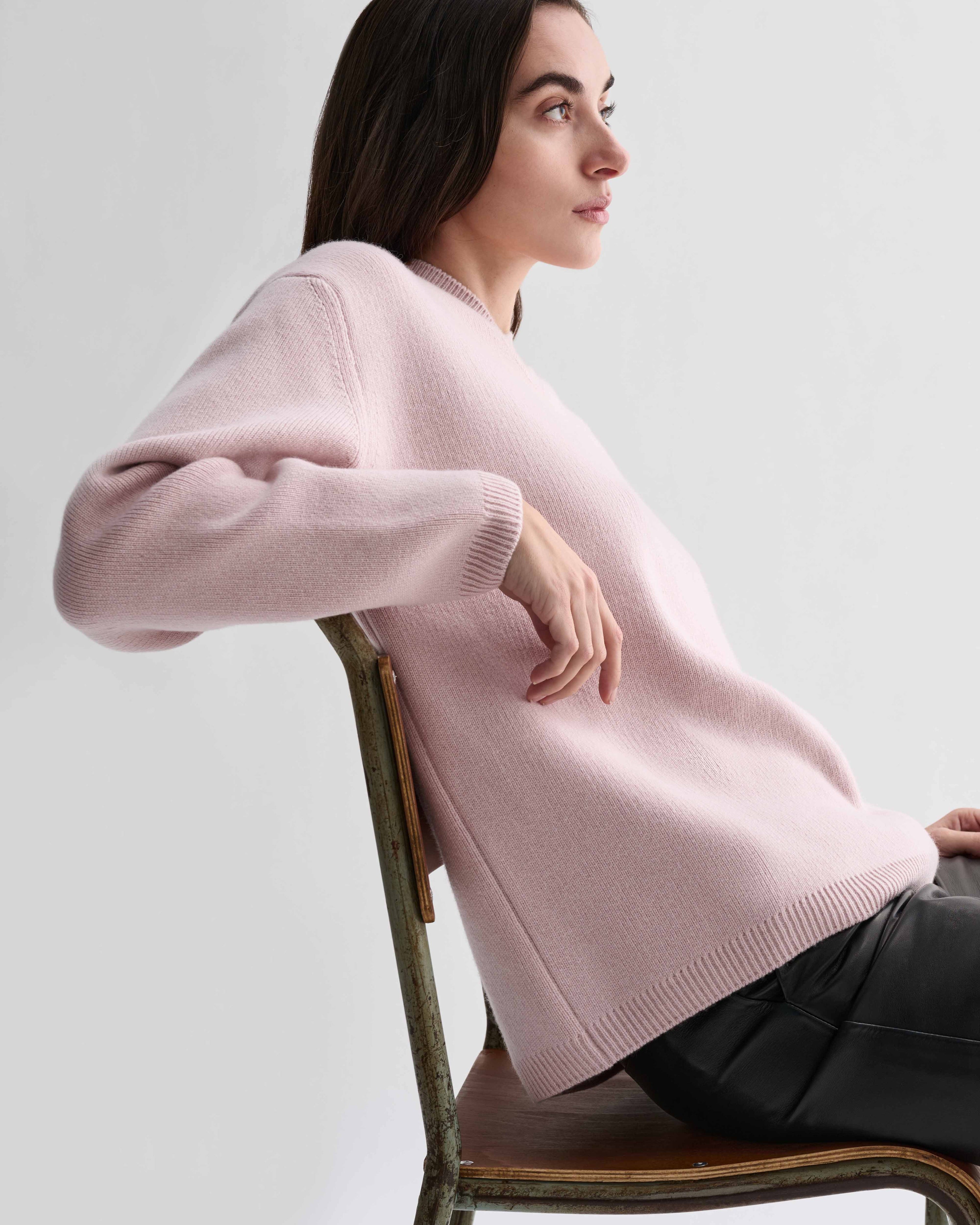 Pink Veronica De Piante Elara cashmere sweater featuring a cozy knitwear design and a soft, luxurious texture.