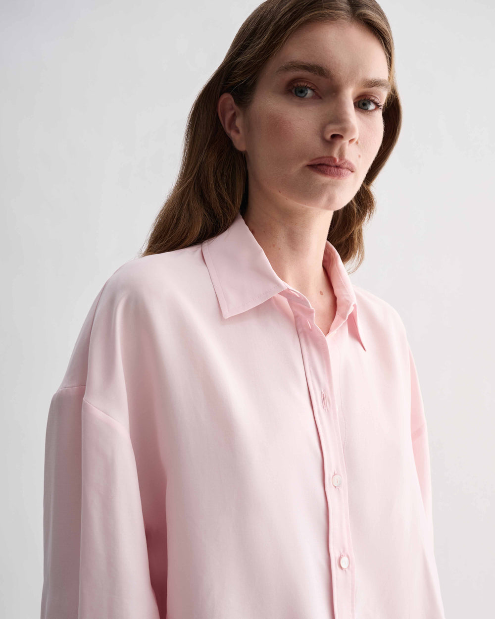Pink silk Maren shirt by Veronica De Piante, featuring a stylish top with a smooth, elegant fabric and a relaxed fit.