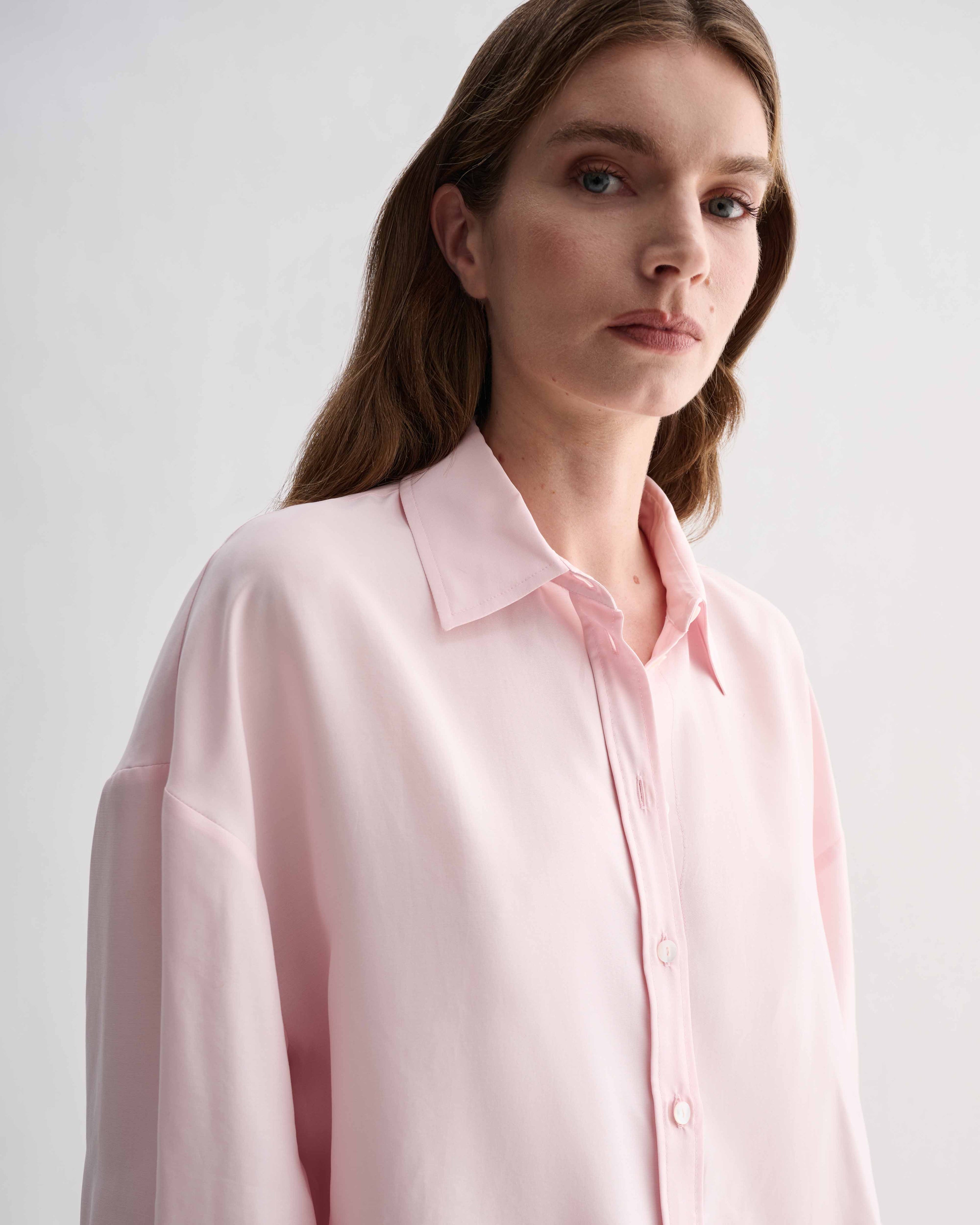 Pink silk Maren shirt by Veronica De Piante, featuring a stylish top with a smooth, elegant fabric and a relaxed fit.