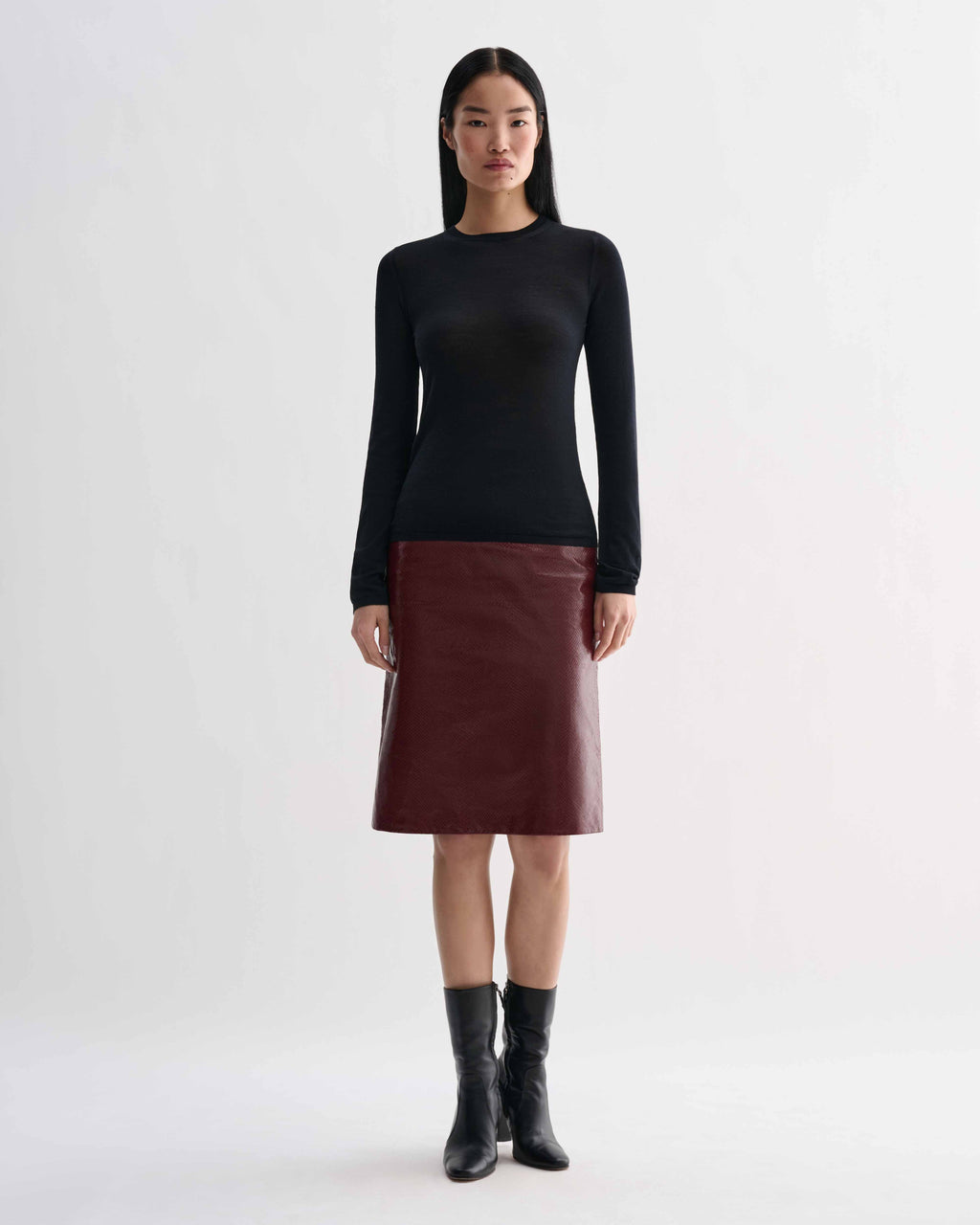 Noelia Skirt in dark red embossed leather with semi-gloss snakeskin texture, a fitted pencil skirt on model