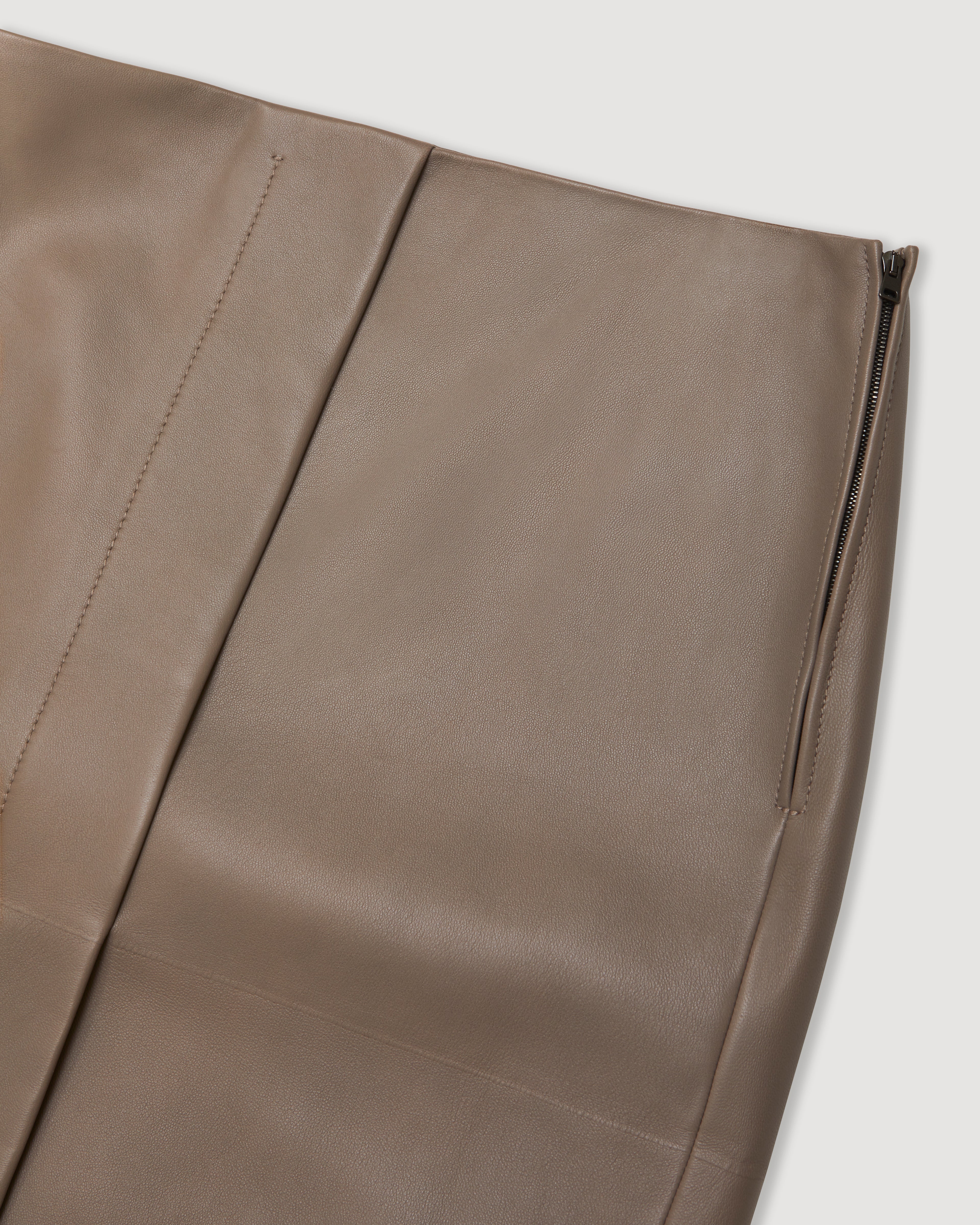 Phoebe skirt in smog-colored nappa leather, showcasing a sleek design and smooth texture, perfect for stylish outfits.