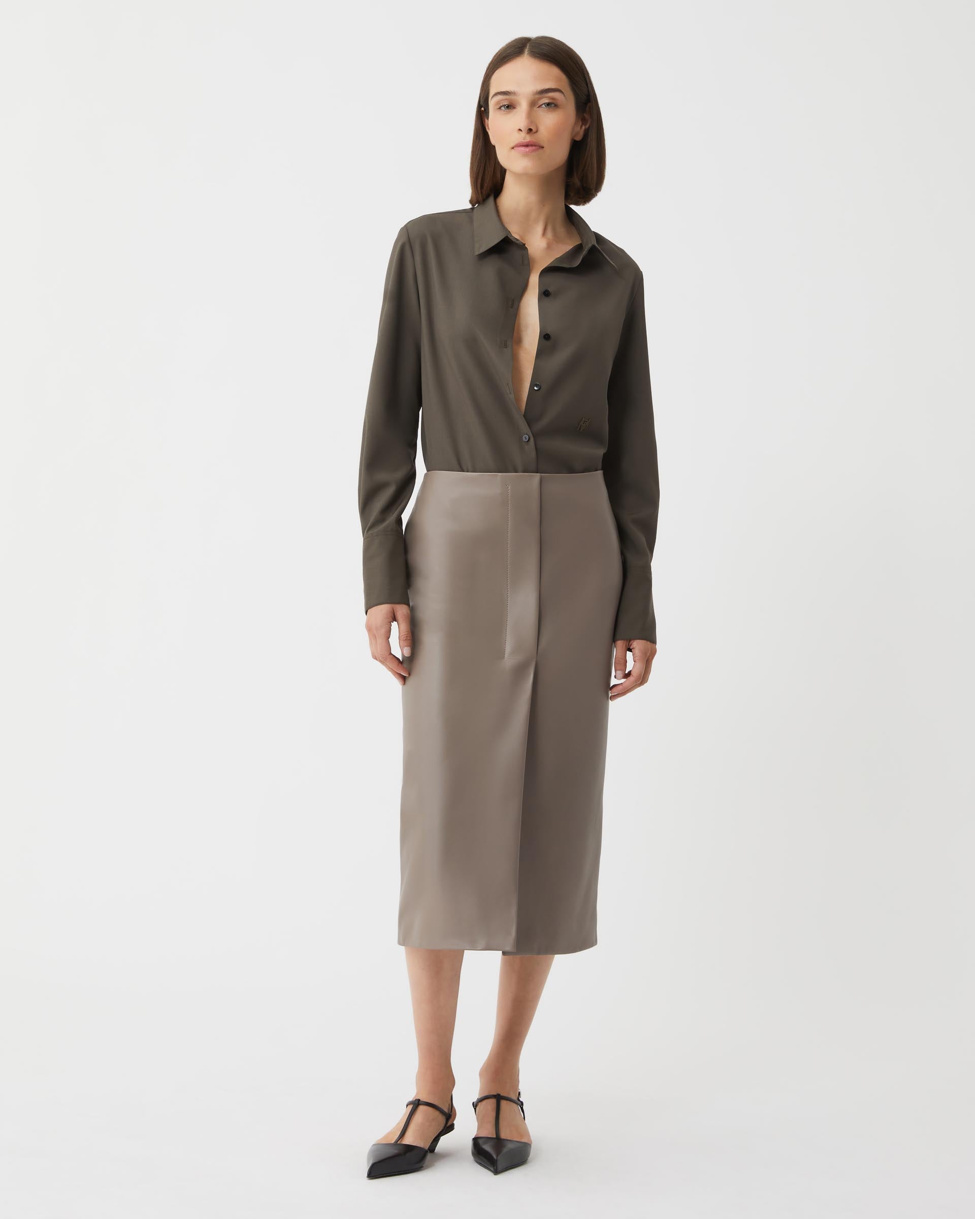 Phoebe skirt in smog-colored nappa leather, showcasing a sleek design and smooth texture.