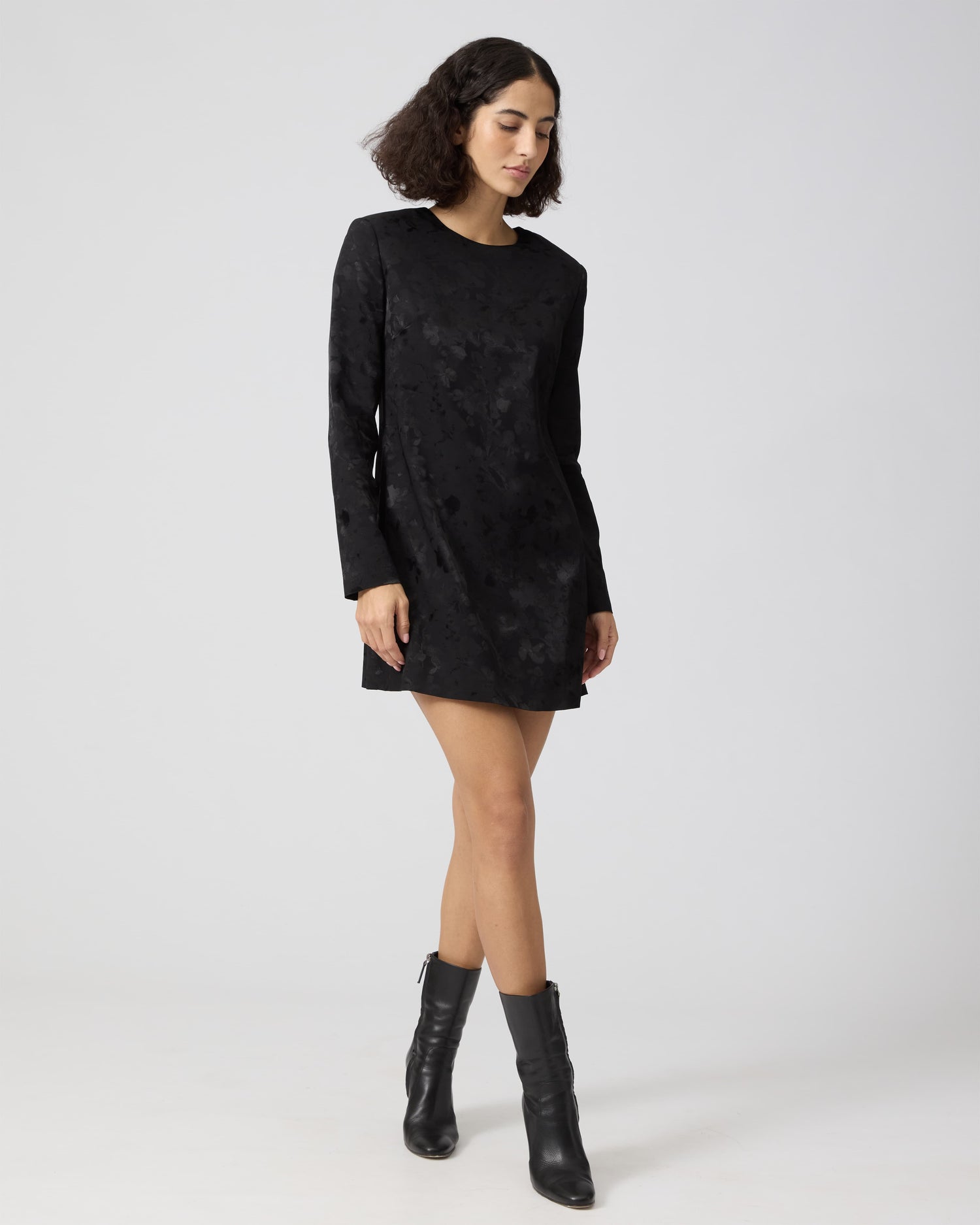 Veronica De Piante Carlota dress in black viscose jacquard fabric, elegant and flowing dress with intricate patterns and a stylish silhouette.