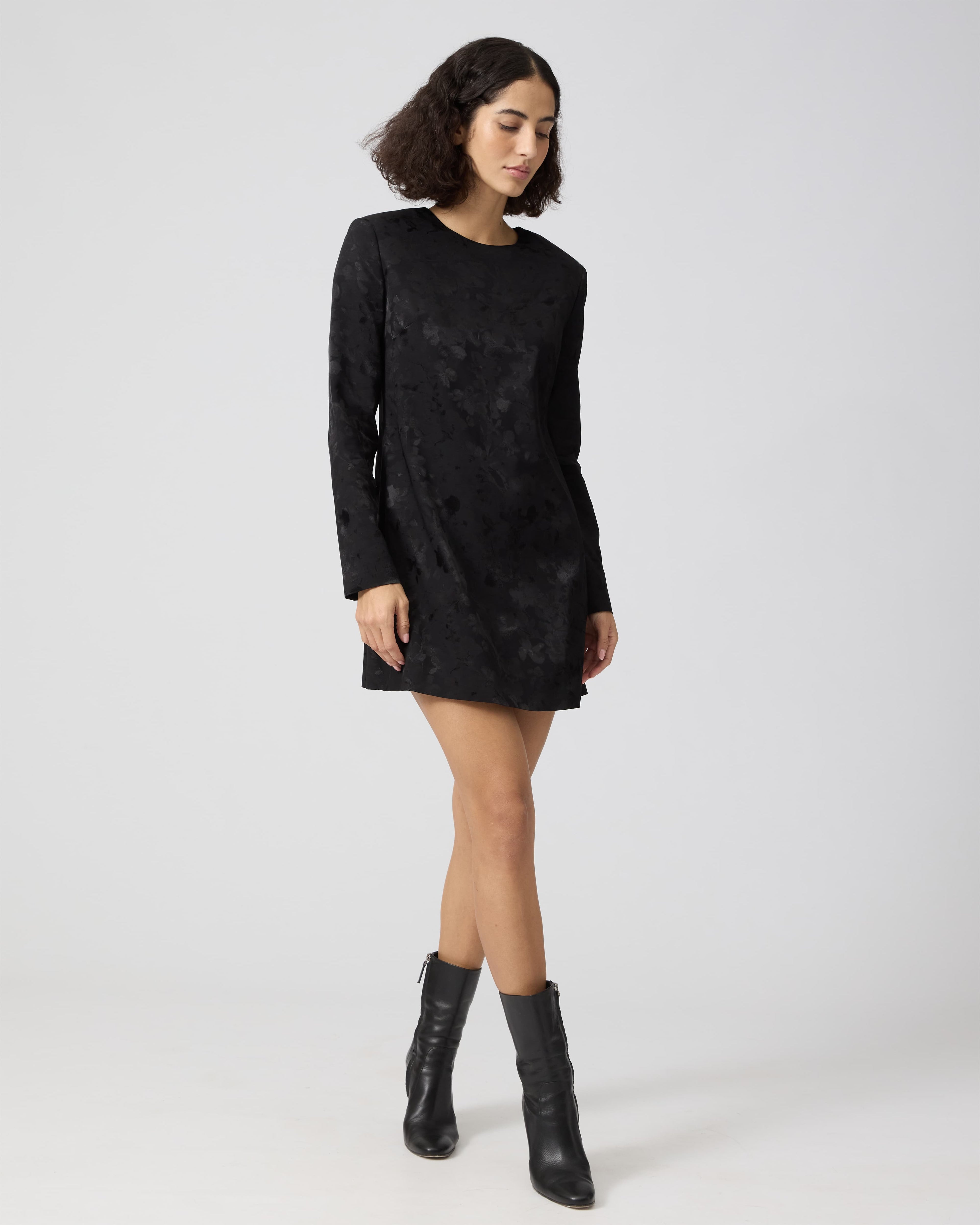 Veronica De Piante Carlota dress in black viscose jacquard fabric, elegant and flowing dress with intricate patterns and a stylish silhouette.