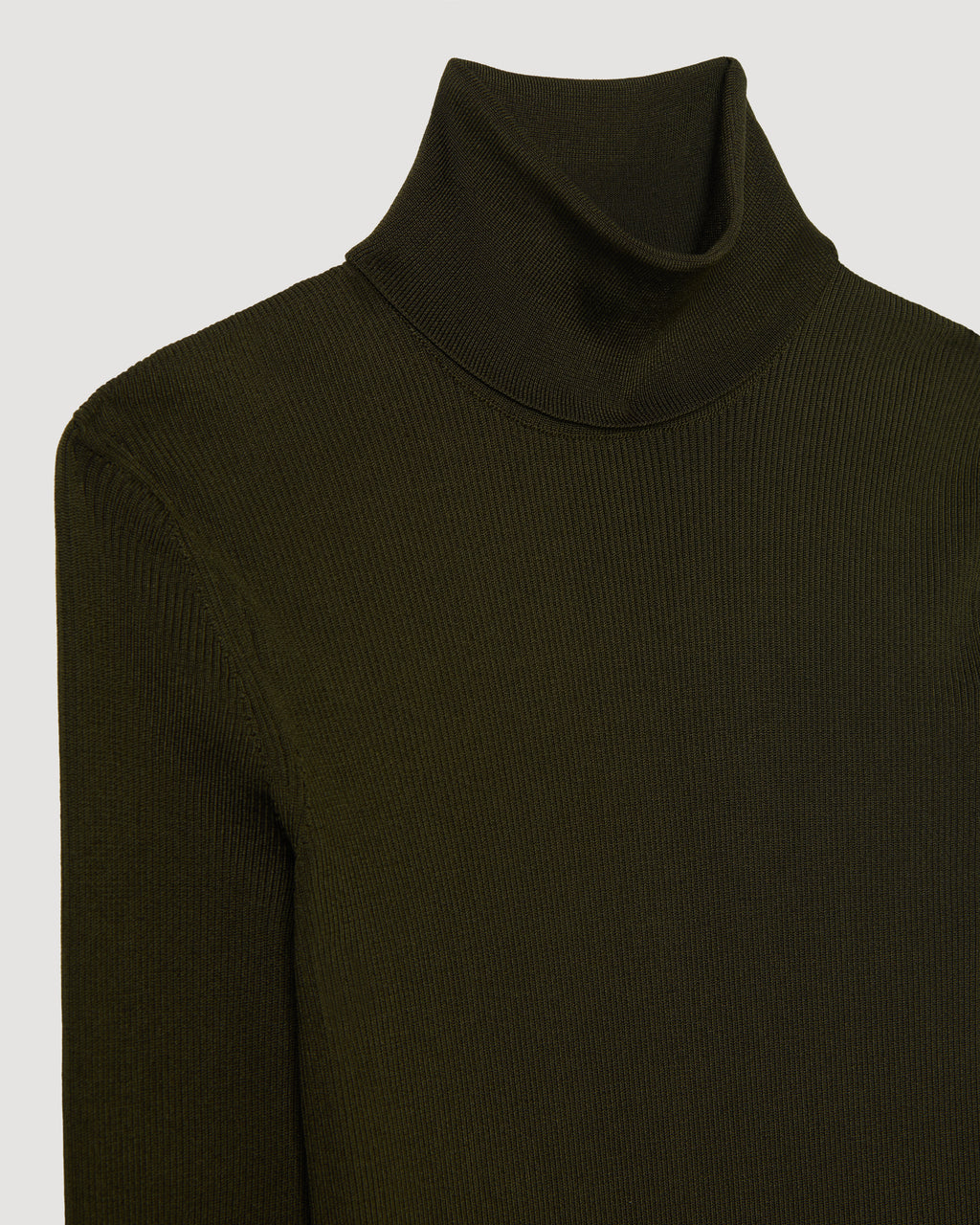 Olive green Evanne turtleneck knitwear in silk crepe fabric by Veronica De Piante, showing close-up of the textured material.