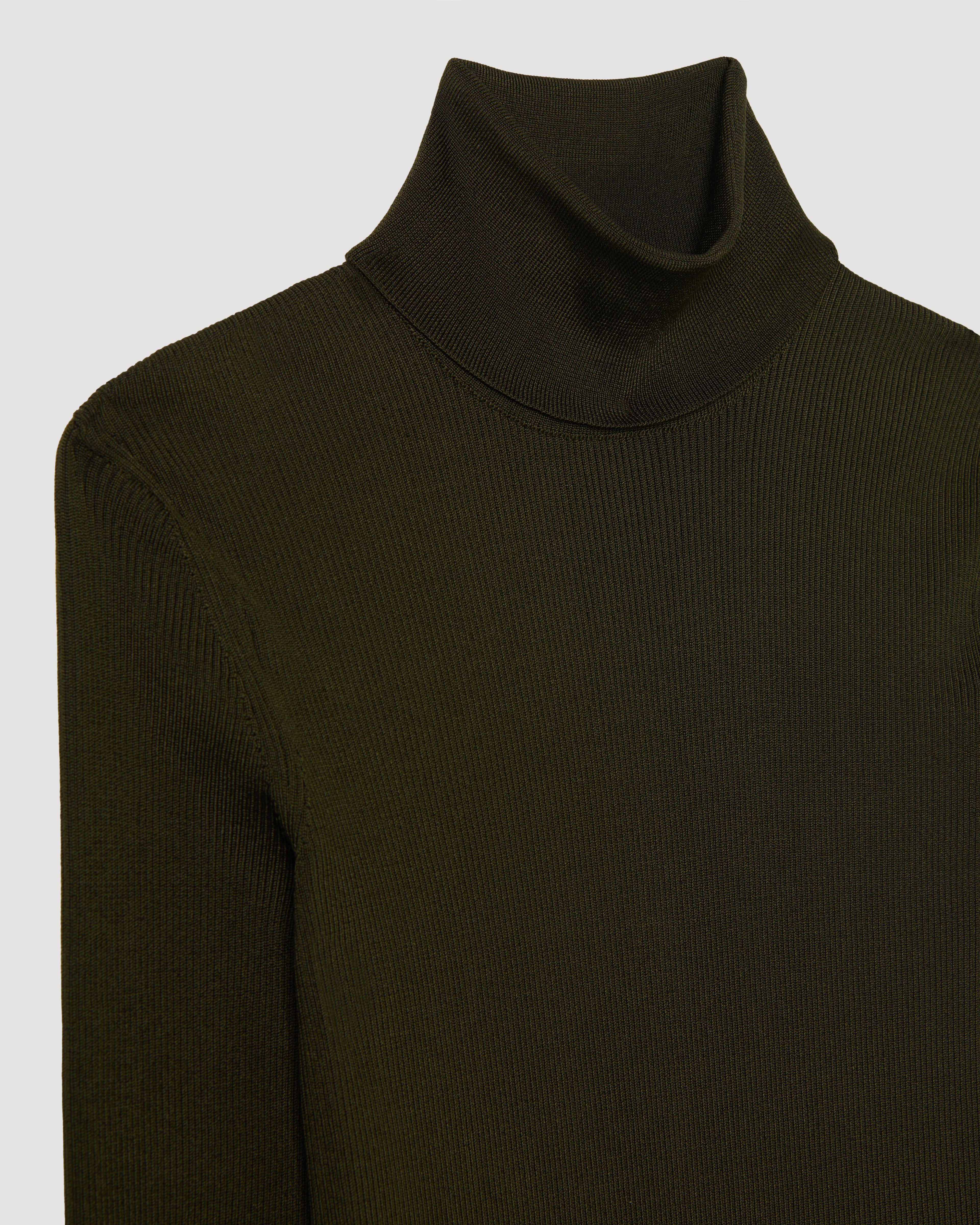 Olive green Evanne turtleneck knitwear in silk crepe fabric by Veronica De Piante, showing close-up of the textured material.