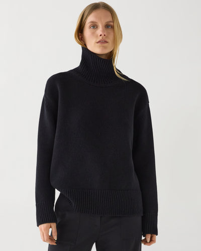 Black Delphine sweater in wool cashmere by Veronica De Piante, showcasing a cozy knitwear design.