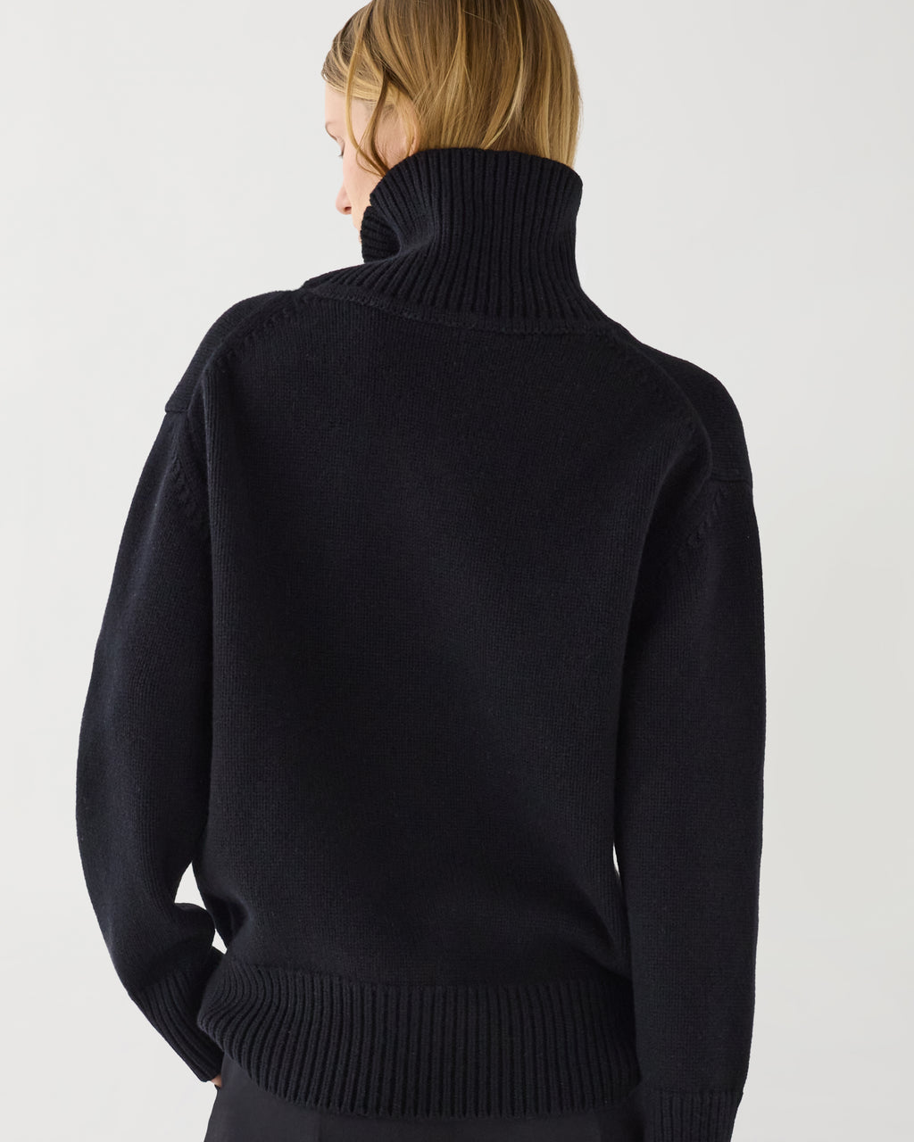 Black Delphine sweater in wool cashmere by Veronica De Piante, featuring a cozy knitwear design with a fitted silhouette.