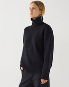 Black Delphine sweater in wool and cashmere by Veronica De Piante, showcasing its soft knit texture and stylish fit.