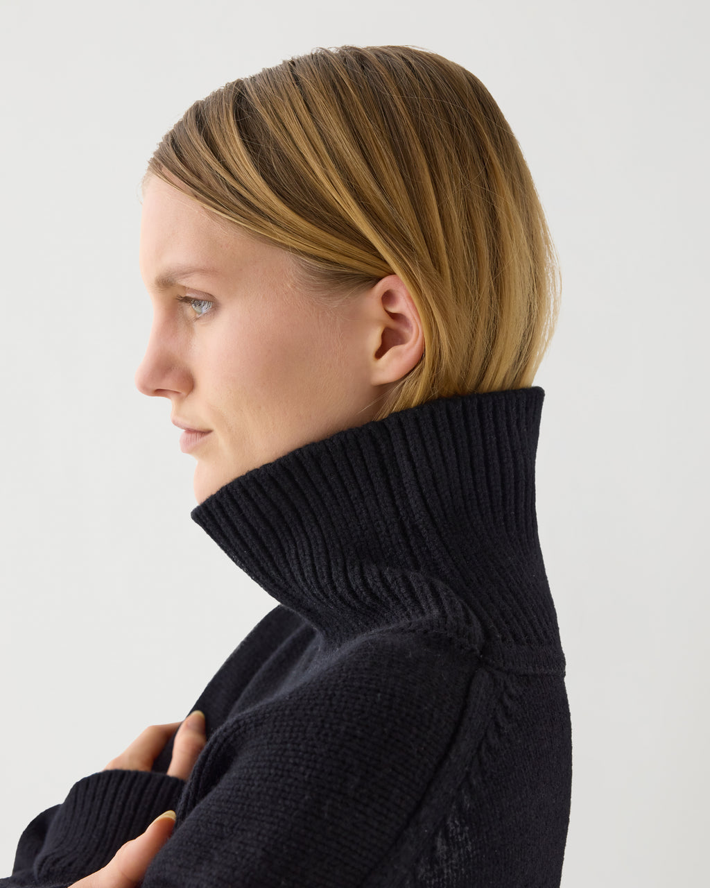 Black Delphine sweater in wool cashmere by Veronica De Piante, showcasing its cozy knitwear design and soft texture.