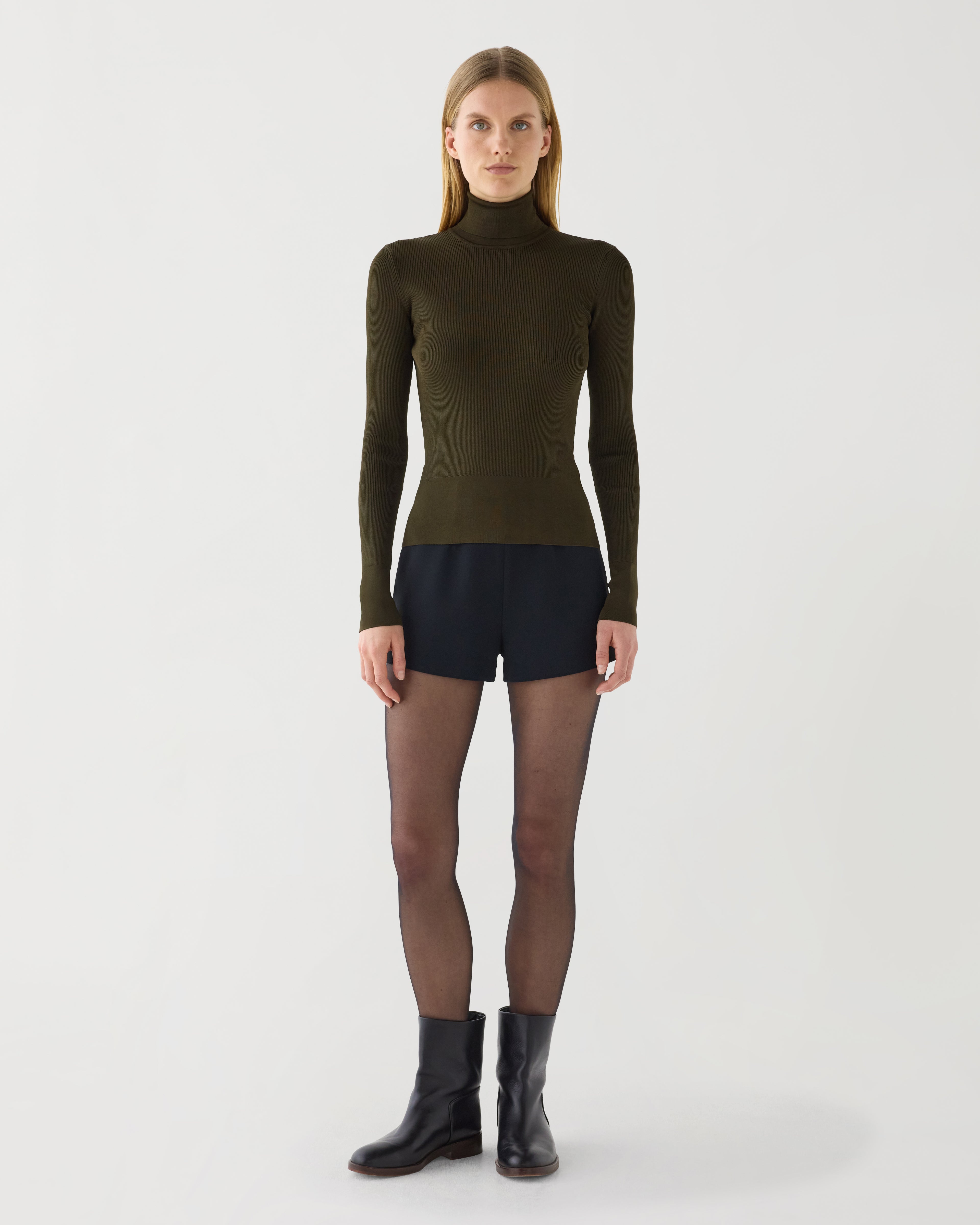 Veronica De Piante Luisa Short in black stretch viscose crepe, featuring a relaxed fit and smooth texture.