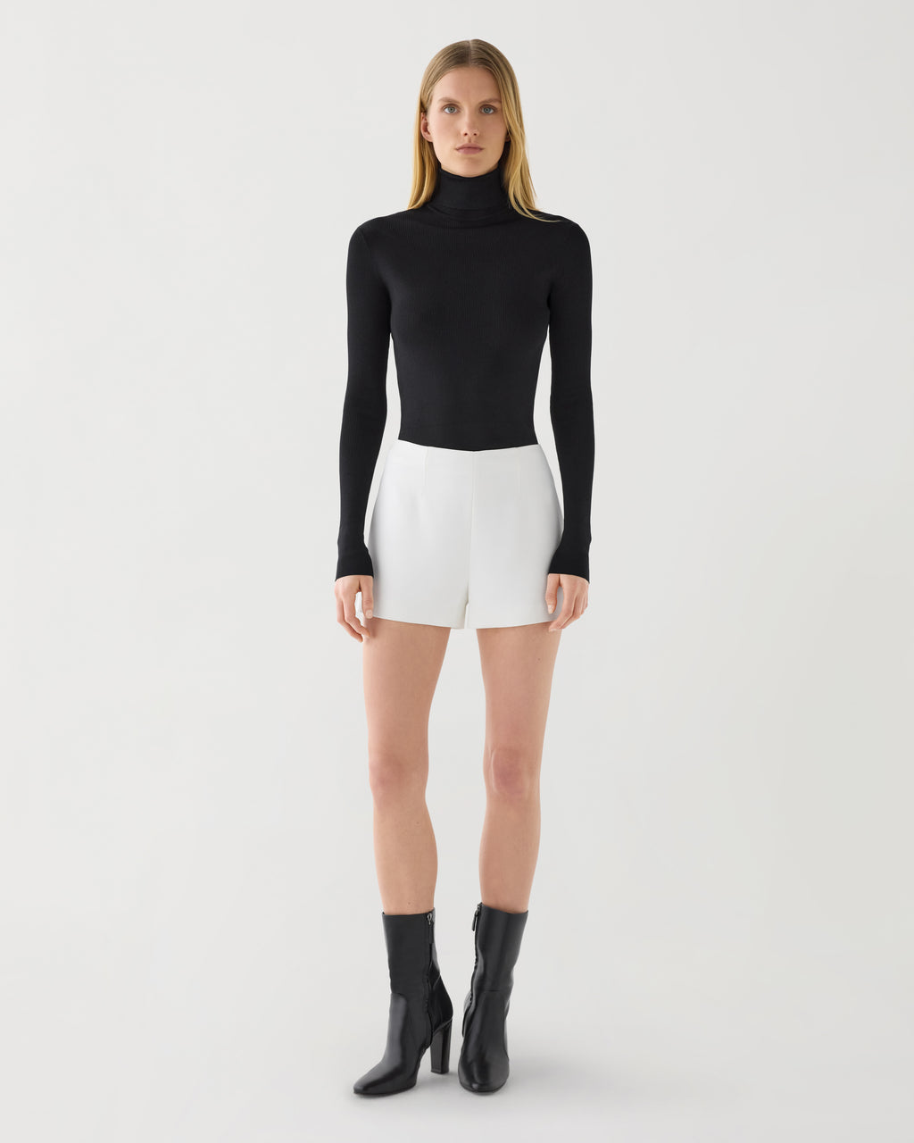 Luisa Short in Stretch Viscose Crepe, Off-White - Veronica De Piante