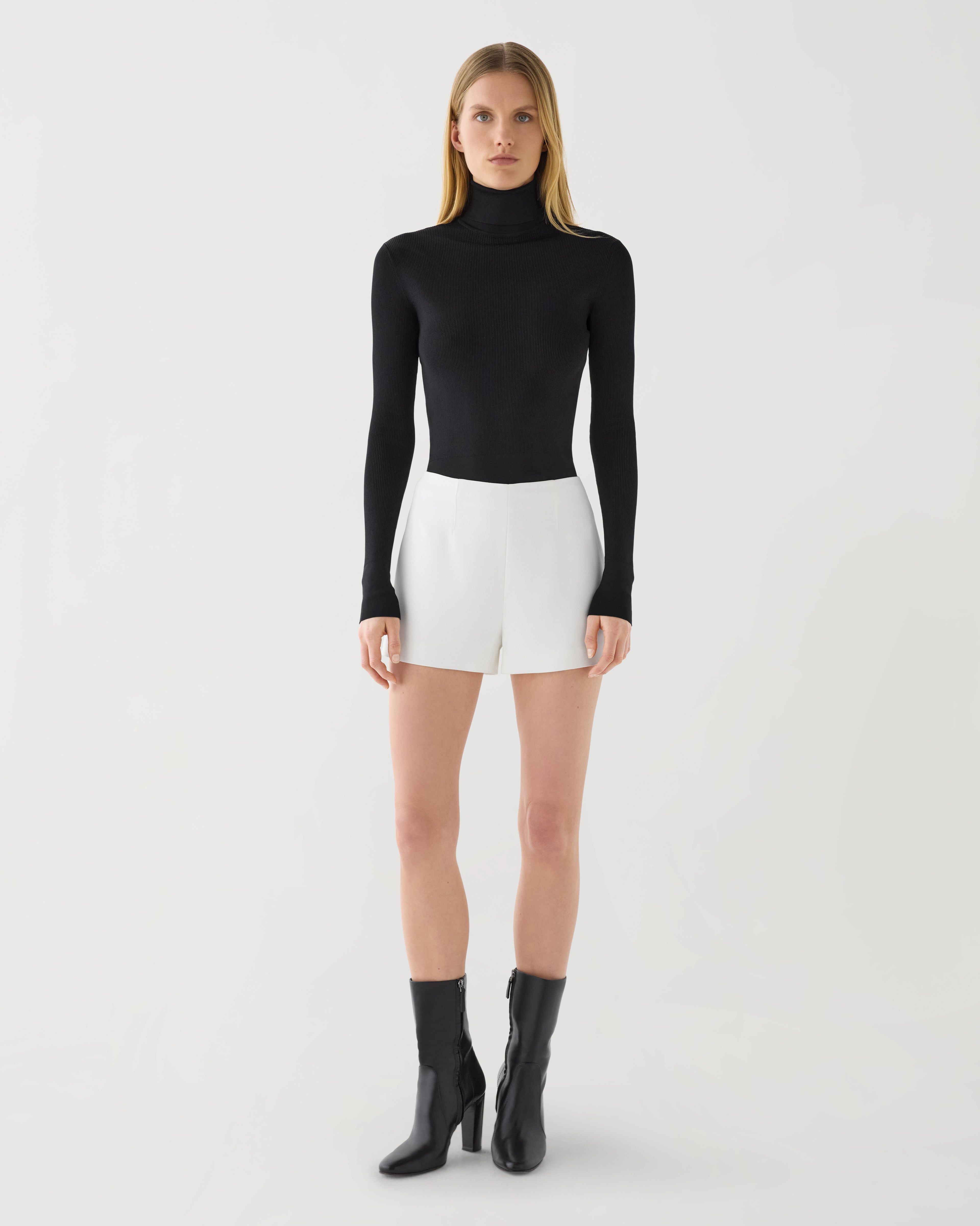 Luisa Short in Stretch Viscose Crepe, Off-White - Veronica De Piante