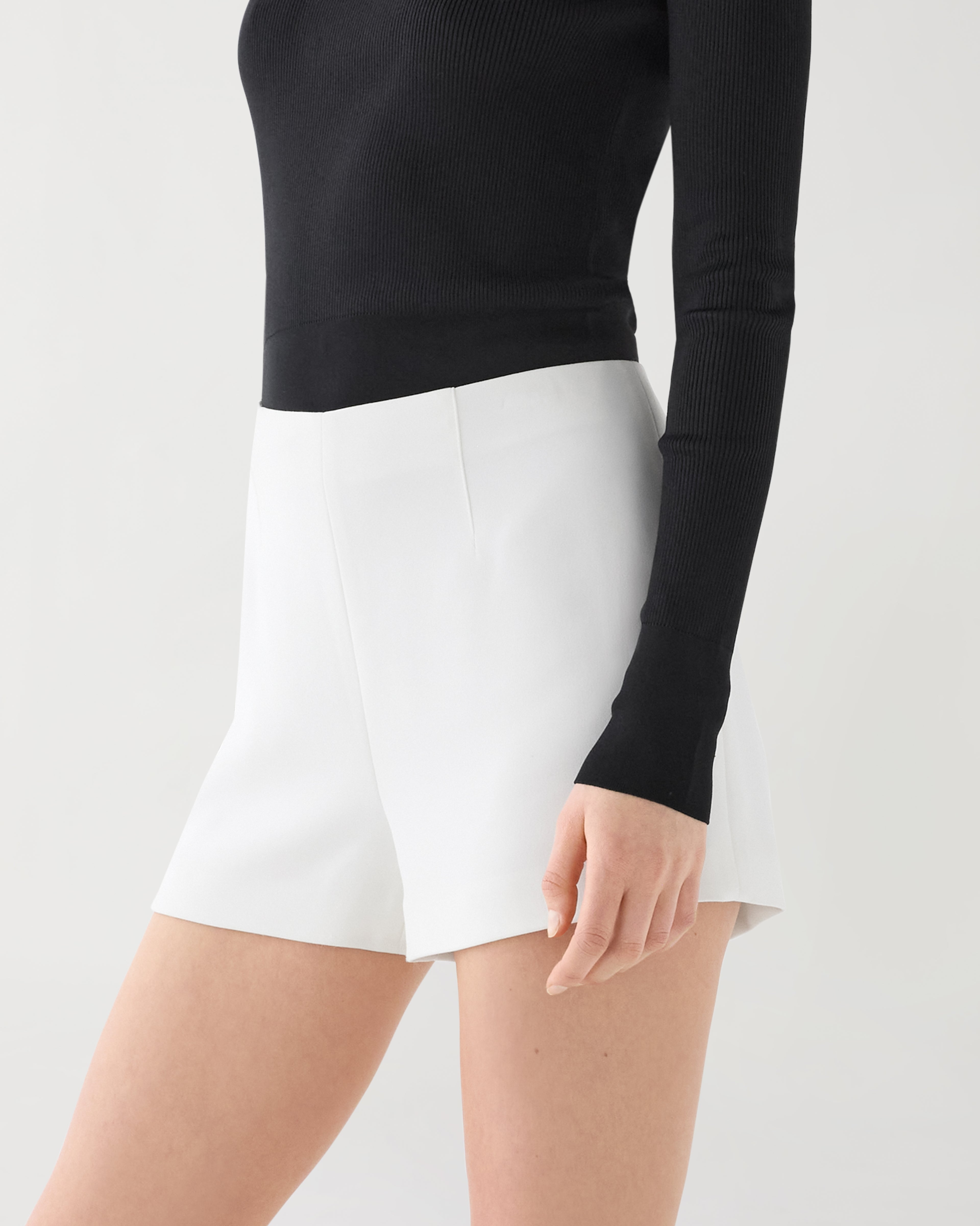 Luisa Short in Stretch Viscose Crepe, Off-White - Veronica De Piante