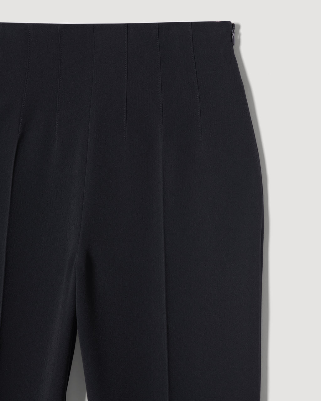 Black Naya trousers made of stretch viscose crepe, stylish and comfortable bottoms from SALE brand.