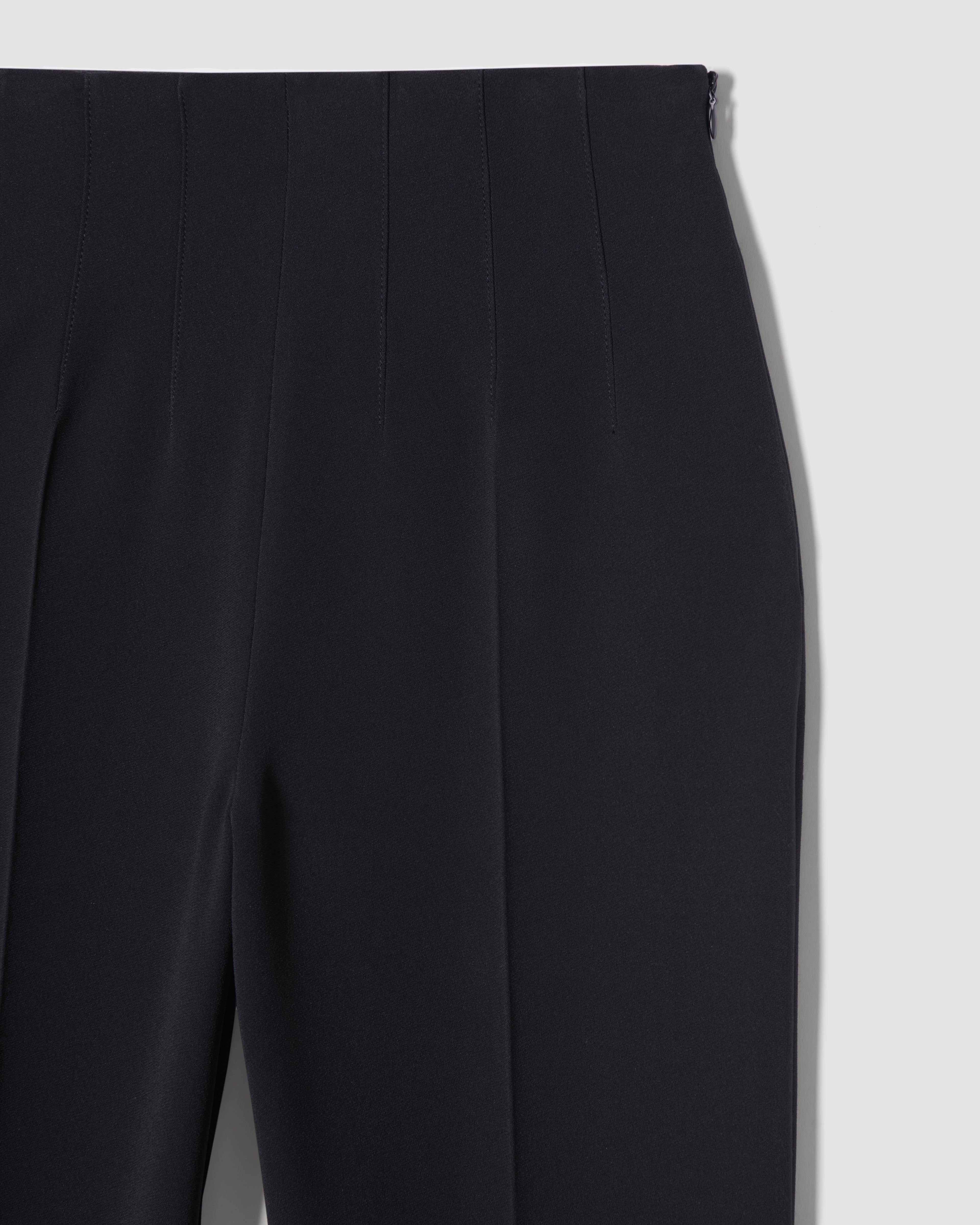 Black Naya trousers made of stretch viscose crepe, stylish and comfortable bottoms from SALE brand.