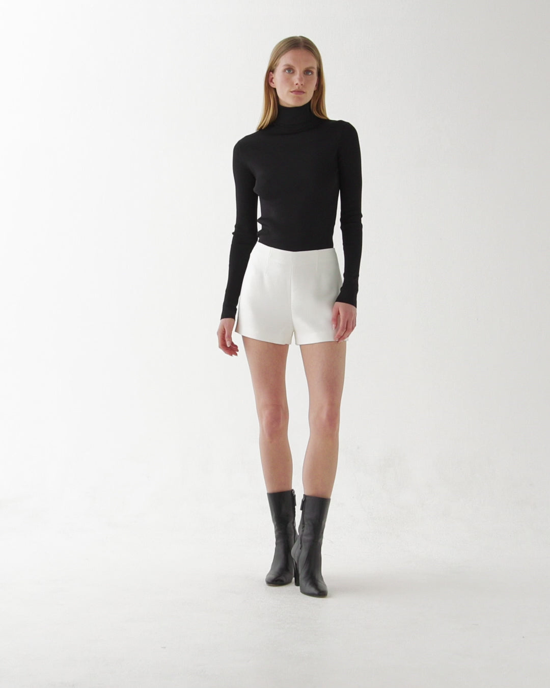 Luisa Short in Stretch Viscose Crepe, Off-White