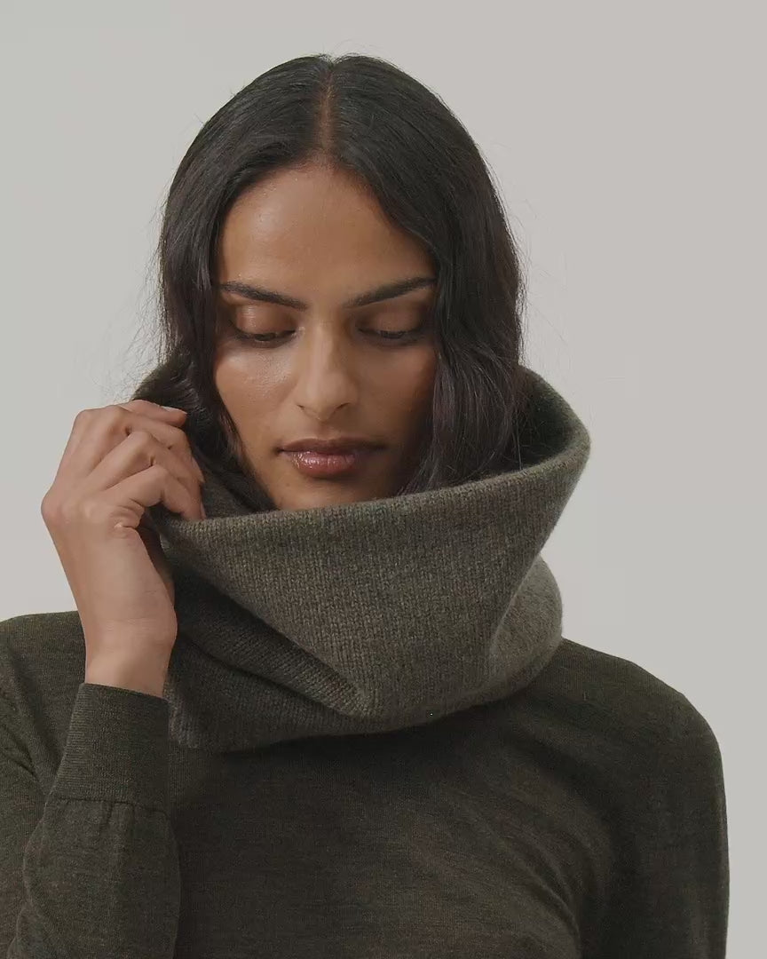 Fleur Snood In Wool Cashmere, Olive